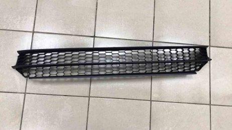 Решітка в бампер середня для Volkswagen Passat B7 USA (2011-2015) 5618536779B9
